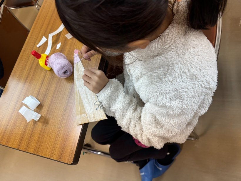 段ボールに毛糸を巻いている